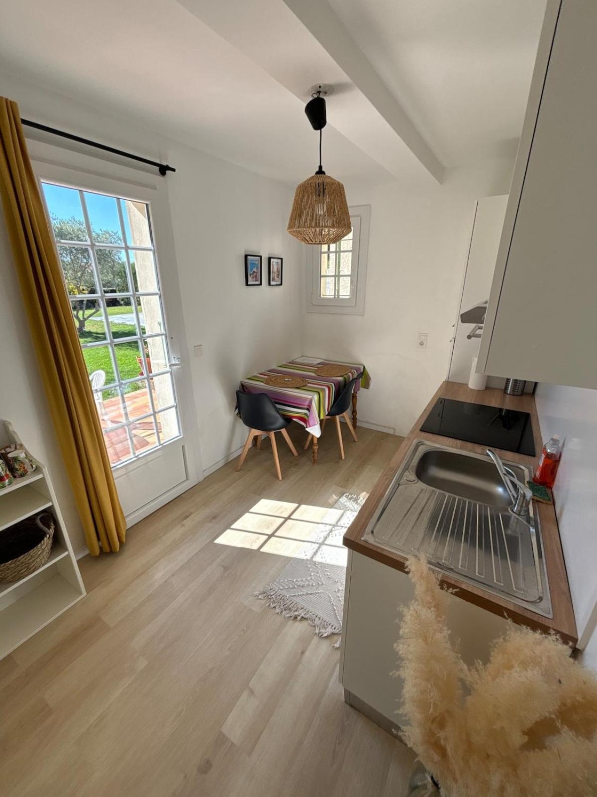 Studio En Provence Avec Piscine La Barben Екстериор снимка