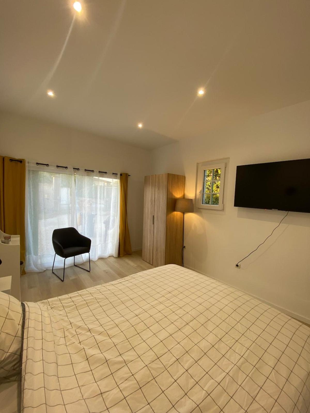 Studio En Provence Avec Piscine La Barben Екстериор снимка