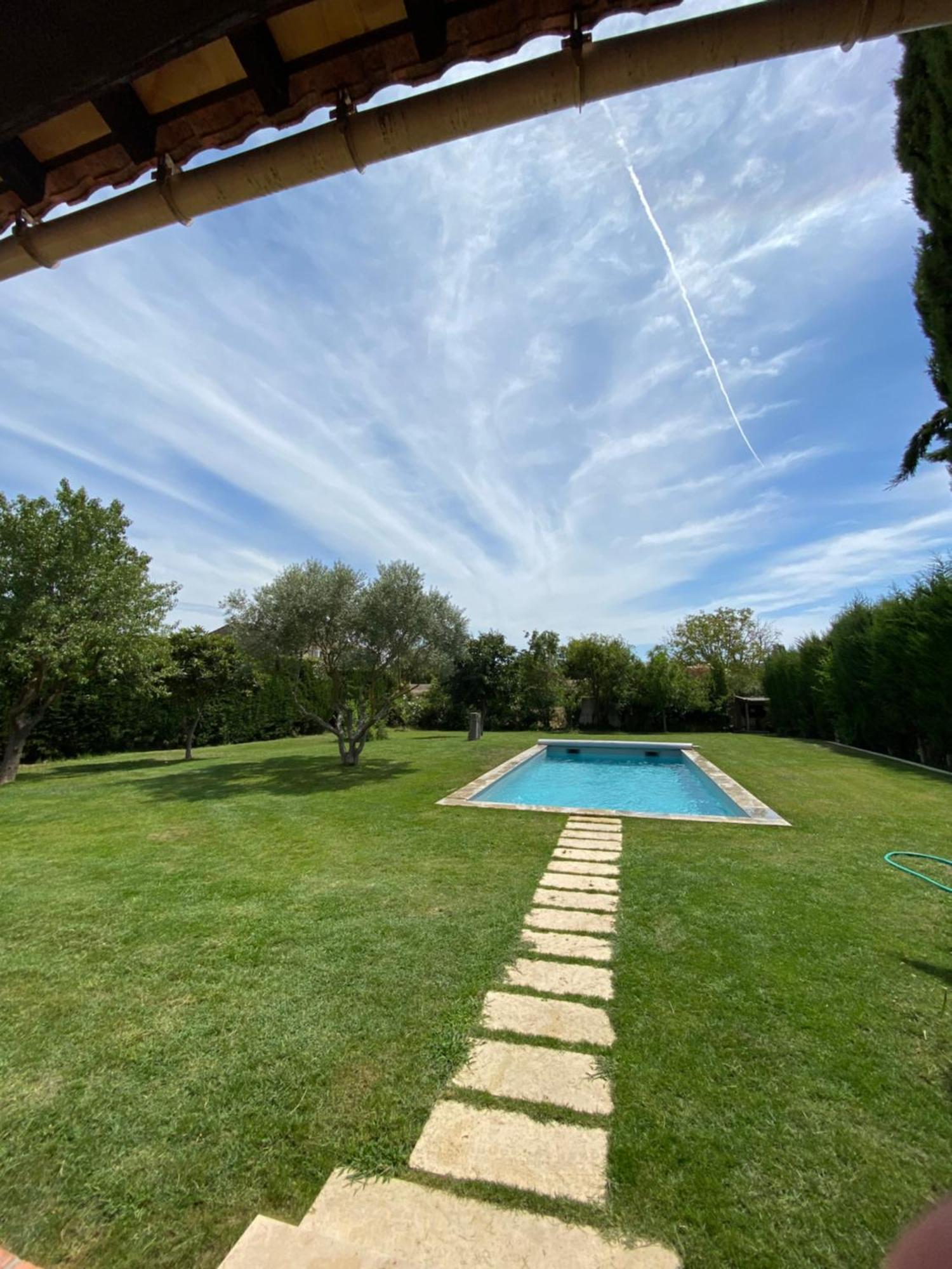 Studio En Provence Avec Piscine La Barben Екстериор снимка